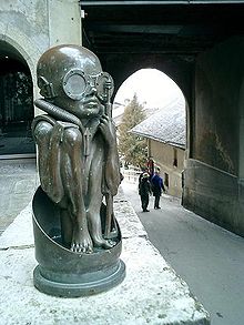 Statua posta all'ingresso del Museum H.R. GigerGruyères