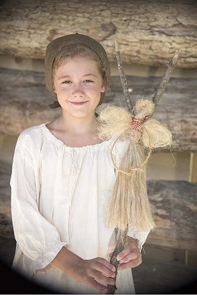 File:Girl with Rockendissen (30842789675).jpg