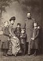 Gisela en Leopold met hun kinderen (ca. 1885)
