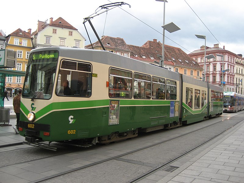 File:Graz Strassenbahn am Hauptplatz.jpg