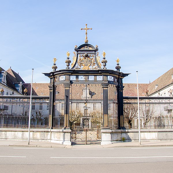 File:Grilles de l'Hôpital Saint-Jacques.jpg