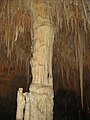 Valge groti keskne stalaktiit