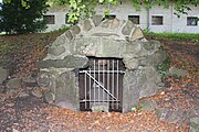 Christiansenpark: Grotte mit Mumiensarkophag