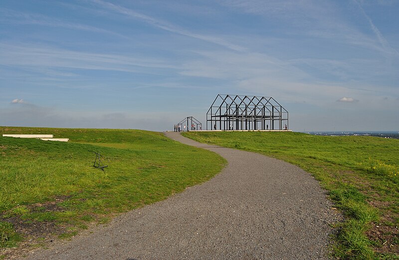 File:Halde Norddeutschland, Hallenhaus 2.jpg