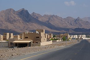 Hatta con las montañas Hajjar al fondo