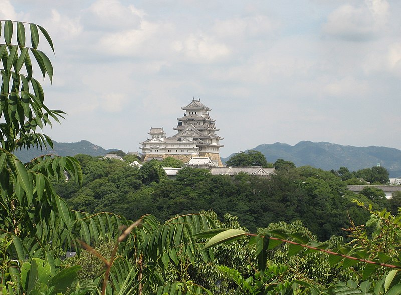 File:Himeji Castle seen from west 02.jpg