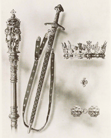 The Honours created in 1911 for the investiture of Edward, Prince of Wales (later Edward VIII). Clockwise from left: Rod (or verge), sword, circlet (or chaplet), ring and clasp. Honours of the Principality of Wales (1911).png