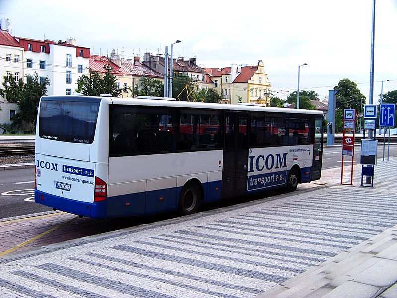 File:Hradčanská, výstupní zastávka, autobus ICOM.jpg