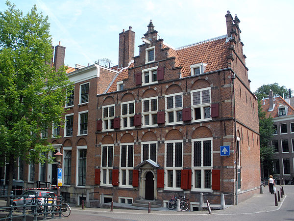 The Huis aan de Drie Grachten viewed from the corner of Grimburgwal and Oudezijds Voorburgwal Huis aan de drie grachten.jpg