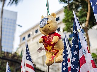 Đồ chơi Winnie the Pooh được sử dụng để tượng trưng Tập Cận Bình với là cờ Trung Quốc trong đó