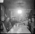 אדולף לינדסטרום, סוורה האסל. אוסקר ויסטינג, הלמר האנסן, רואלד אמונדסן, יורגן סטוברוד וקריסטיאן פרסטרוד בצריף בפראמהיים. רואלד אמונדסן משעין את מרפקו על המצלמה.