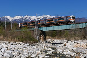 中田切川を渡る313系電車 （2021年4月 田切駅 - 伊那福岡駅間）