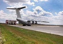 Ilyushin Il-76TD nella livrea di Gomelavia all'aeroporto di Brno.