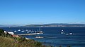 Peirao da Illa de Ons e praia das Dornas na illa Ons, desde onde se ven as praias de Sanxenxo, no exterior da ría de Pontevedra.