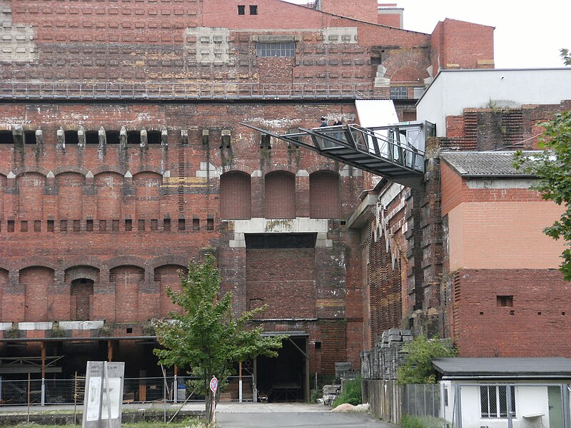 File:Inner yard, Kongresshalle, Nürnberg 11.JPG