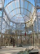 Inside the Crystal Palace, with an exhibition of crystal bells. Enero de 2005.