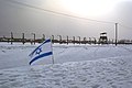Die vlag waai by die Auschwitz-konsentrasiekamp
