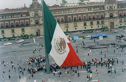 Strykseremonie van die Bandera monumental op die Plaza de la Constitución in Meksikostad om 18:00