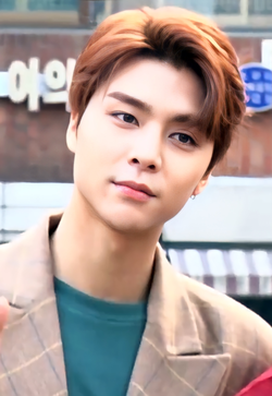 Johnny Seo going to a Music Bank recording in March 2018 02.png