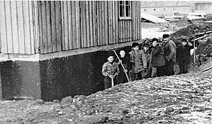 Das Holzhaus vor der Vollendung (1951)