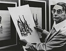 Jupp Kuckartz im Rahmen einer Ausstellungen in den 1970er Jahren. Er hält eine seiner Lithografien des Aachener Doms in den Händen