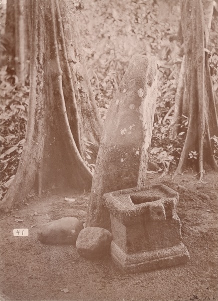 File:KITLV 87629 - Isidore van Kinsbergen - Sculptures at Wangkelang near Banjoemoedal in Pemalang - Before 1900.tif