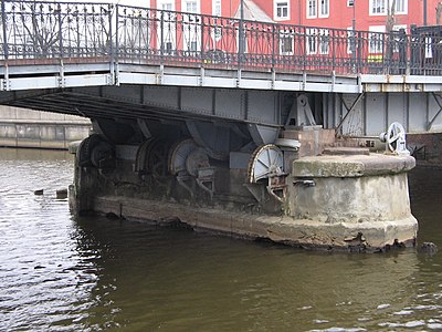 Most miodowy.  Pozostałości mechanizmu ściągającego.