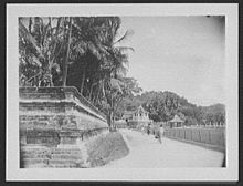 Kandy - street leading to Dalada Malagawa - Temple of the Sacred Tooth LCCN2004707287.jpg