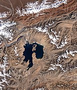 Озеро Каракуль у западині метеоритного кратера