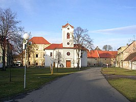 Kestřany-kostel a zámek.jpg