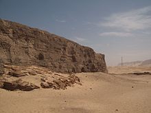 Immense mur en brique dans le désert