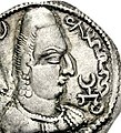 Khingila con la palabra "Alchono" en escritura bactriana (αλχονο) y el símbolo Tamgha en sus monedas.[22][144]