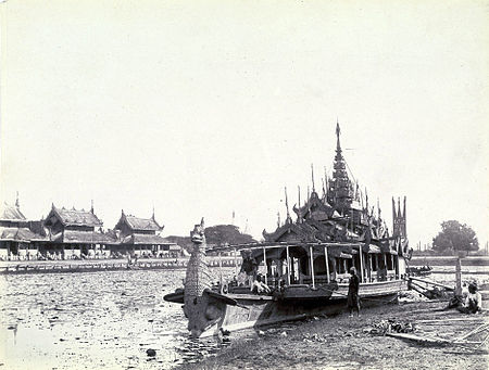 ไฟล์:King_Thibaw's_State_Barge_on_the_Mandalay_Moat.jpg