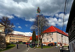 Náves v Krompachu, v pozadí někdejší zámek
