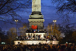 Vers 18 h, place de la Bastille.