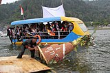 Pelarungan tumpeng raksasa.