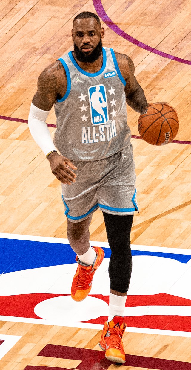 File:LeBron James at the 2022 NBA All-Star Game.jpg - Wikipedia