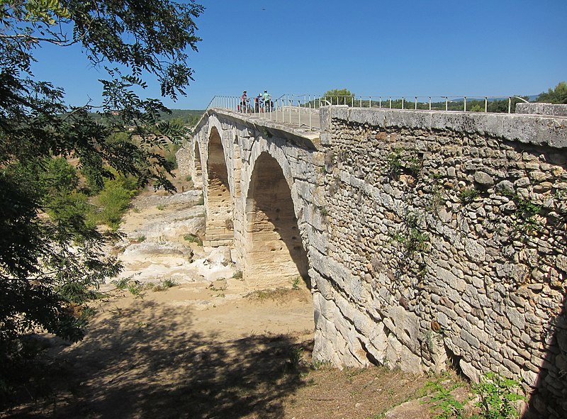 File:Le Pont Julien - panoramio (1).jpg