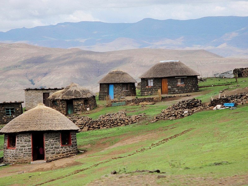 Файл:Lesotho mountain village (5285775857).jpg