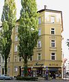 Lindwurmstraße 17; Mietshaus in Ecklage, Neurenaissance, 1881–82 von Franz Kil, Fassadentektur von Jakob Freundorfer, 1913 aufgestockt. This is a picture of the Bavarian Baudenkmal (cultural heritage monument) with the ID D-1-62-000-3979 (Wikidata)