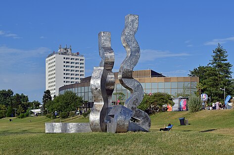 Juni Die Plastik "Strömung" von Erwin Reiter nahe dem Brucknerhaus an der Donaulände in Linz. von Haeferl