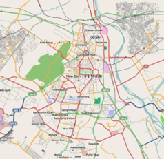 Mapa konturowa Delhi, blisko centrum na prawo znajduje się punkt z opisem „Grobowiec Humajuna w Delhi”