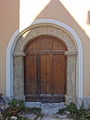 Portail de l'église paroissiale du vallon de Laverq (environ 1590 m d'altitude). Commune de Méolans-Revel (Alpes-de-Haute-Provence),