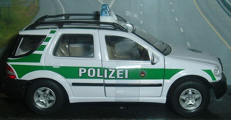 File:M113 Mercedes ML320 - Germany Polizei white (2406543216).jpg