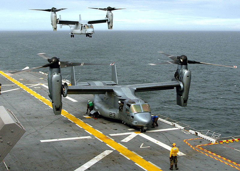 Die V-22 Osprey (engl. für „Fischadler“) oder Bell-Boeing V-22 800px-MV-22Bs_on_USS_Wasp