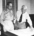 MacArthur und Chester W. Nimitz