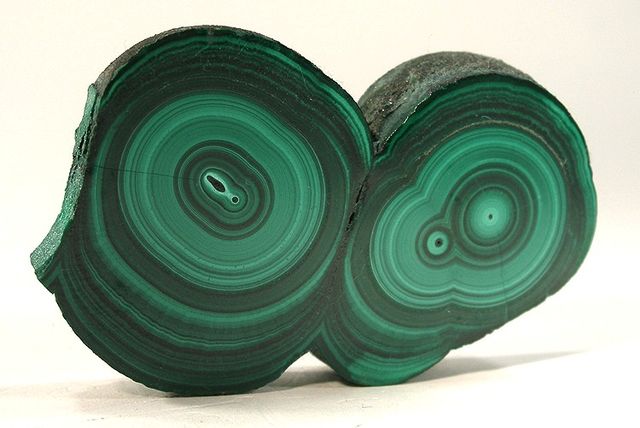 https://upload.wikimedia.org/wikipedia/commons/thumb/9/98/Malachite-41365.jpg/640px-Malachite-41365.jpg