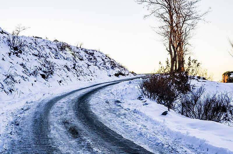 File:Malam Jabba Road in Winter Swatvalley.jpg