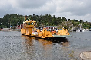 Malin lägger ut från Fruvik på Ängöleden