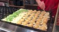File:Man bakt takoyaki's in het restaurantje Takomasa in station Shin-Osaka, -februari 2020.webm